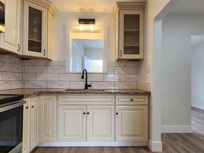 Building Photo - 308 Vine St