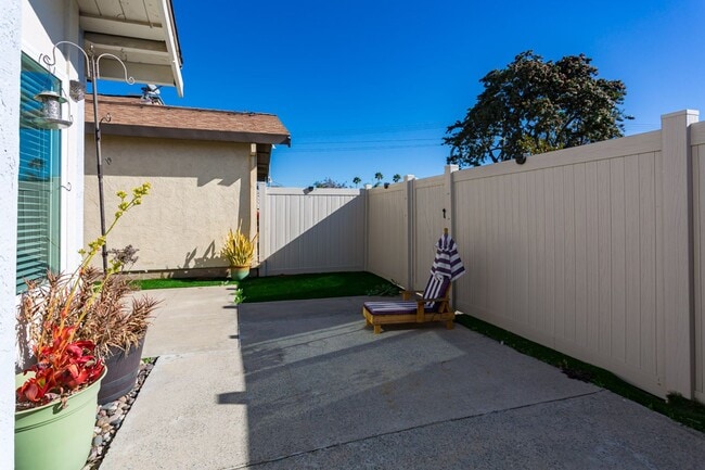 Building Photo - Charming Two Story Home!
