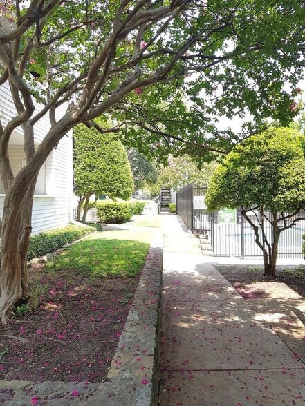 Building Photo - 7431 Holly Hill Dr