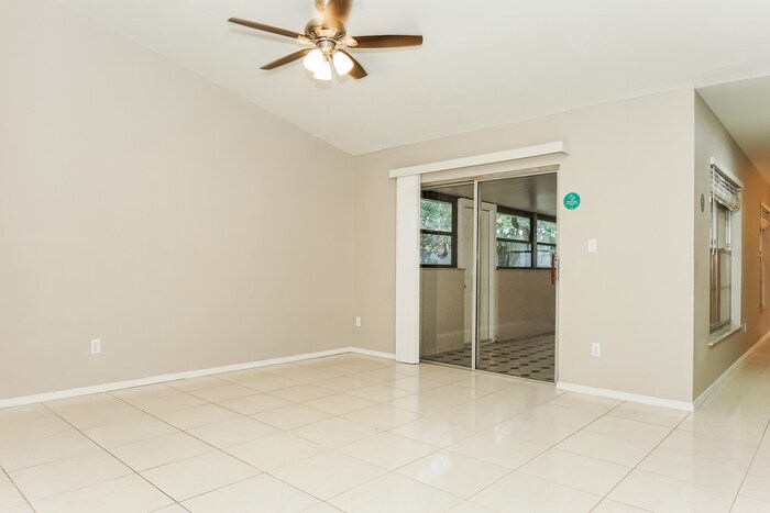 Building Photo - 2315 Bay Leaf Dr