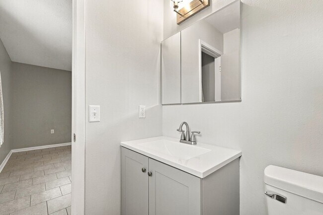 Building Photo - 1510 Royal Palm Dr