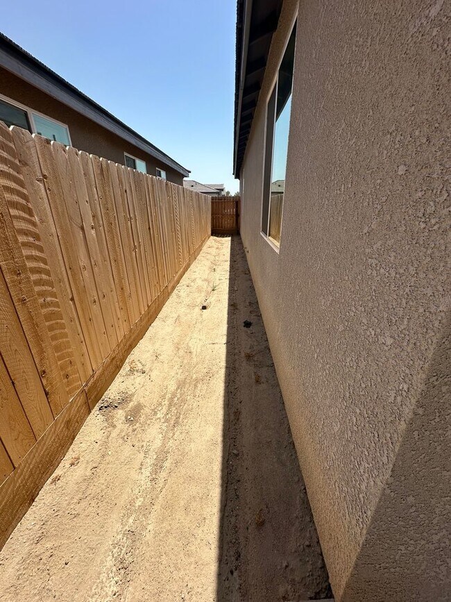 Building Photo - Brand new home in Kerman Ca