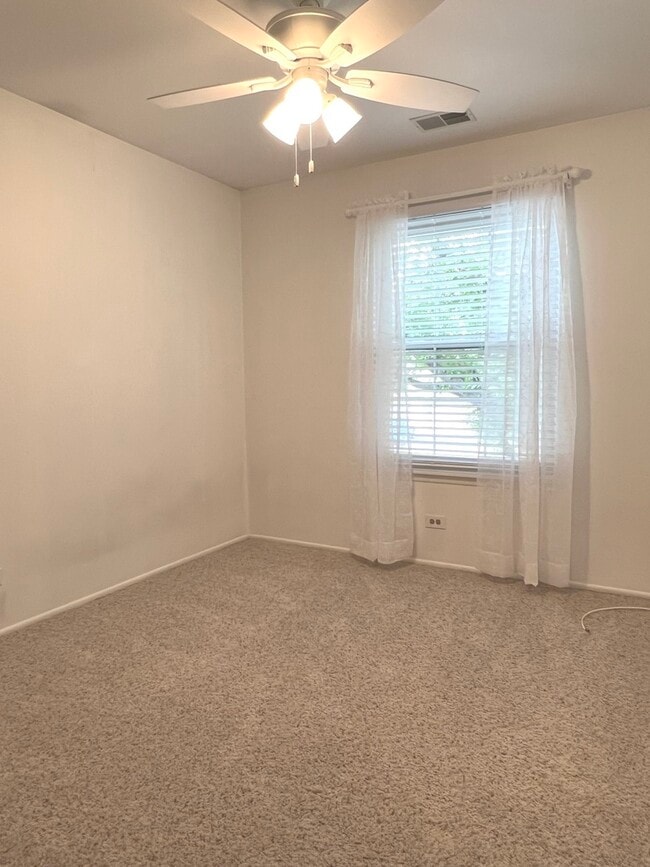 Building Photo - 225 Deerpath Ct