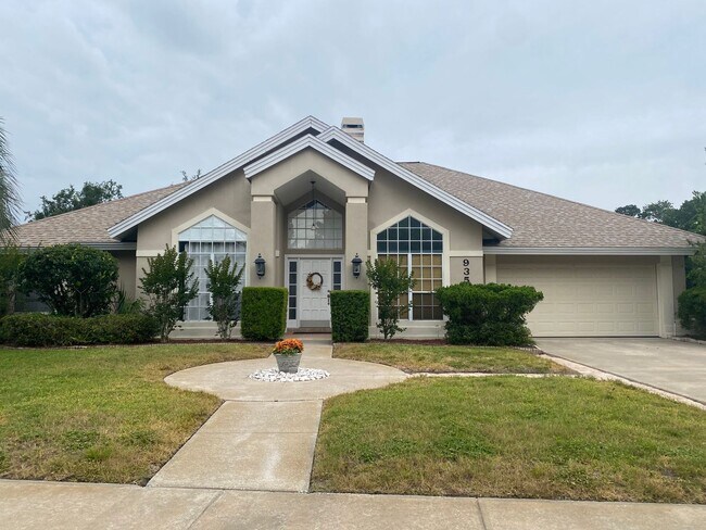 Building Photo - Beautiful 4 Bedroom 2 Bathroom Pool Home i...