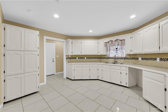 Building Photo - 23 Tulip Cir