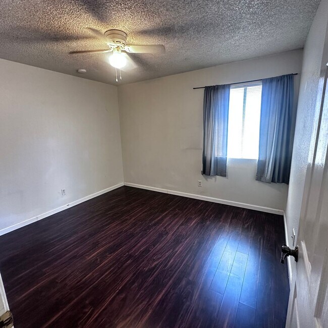 Building Photo - Must See! 2-bedroom, 2-bath single-story c...