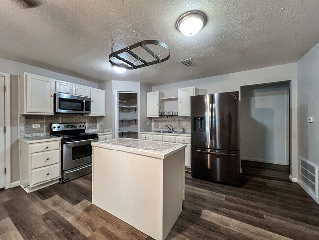 Building Photo - 1825 Lakeview Dr