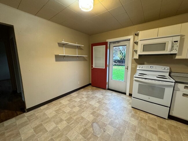 Building Photo - West Roseburg 2 Bedroom house