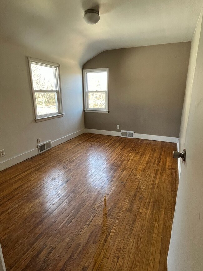 Building Photo - 217 W Cass St