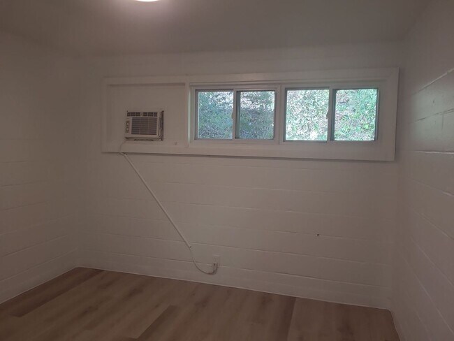 Building Photo - 2 Bedroom 1 Bathroom Apartment in Red Bank! Vouchers Accepted!