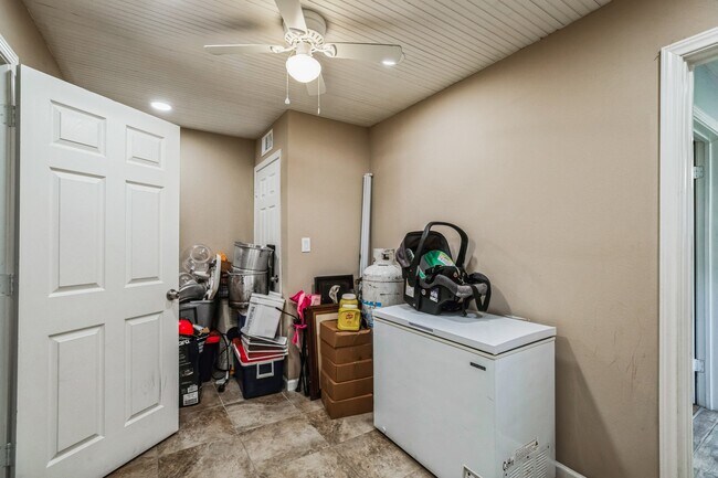 Building Photo - 1301 Oaks Dr