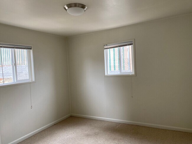 Building Photo - 3 Bedroom 1 Bath Hucrest Home