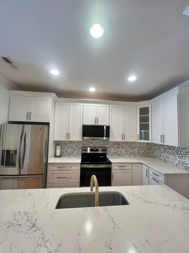 Building Photo - 1600 Sturdivant Dr