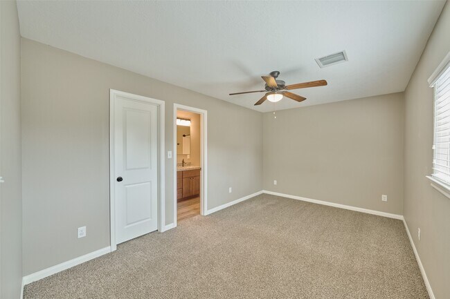 Building Photo - 132 Artesian Way