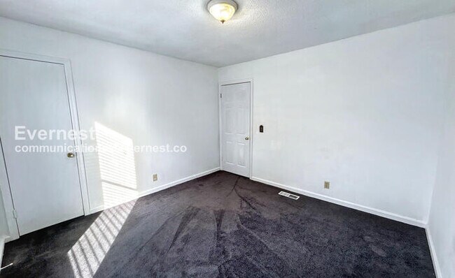 Building Photo - 1221 Katie Ave