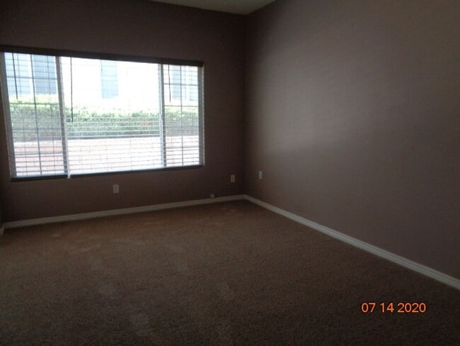 Building Photo - Stunning 2 BR/2 BA Lower Level Condo w/ 1 ...