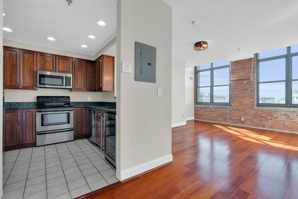 Building Photo - 151 Orleans St