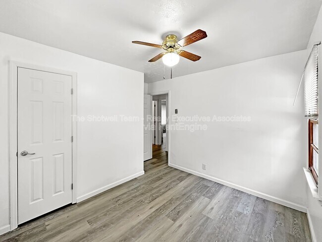 Building Photo - 1704 Lenland Ave