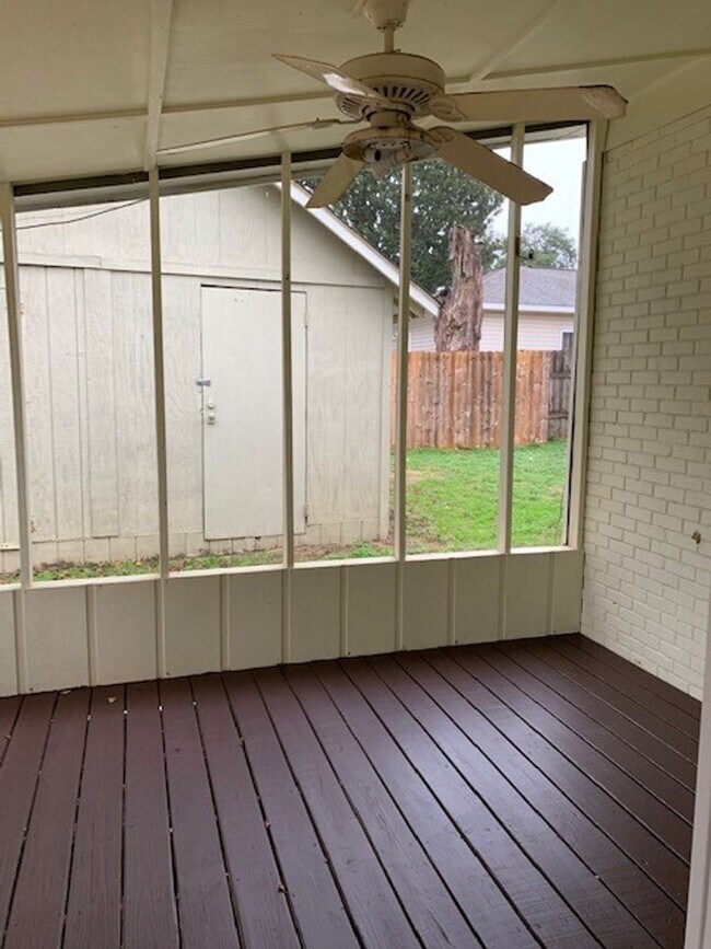 Building Photo - Bungalow!!