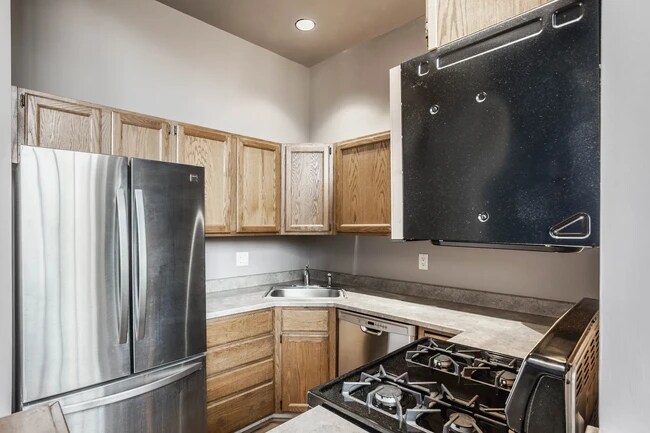 Building Photo - 611 N Park Ave