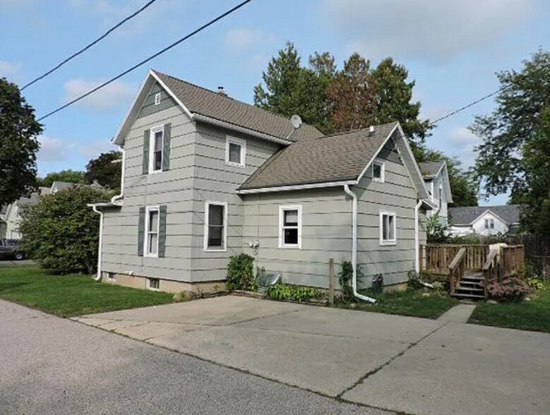 Building Photo - 605 Barrie St