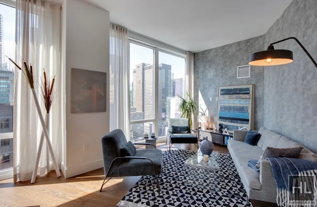 Building Photo - 222 E 44th St