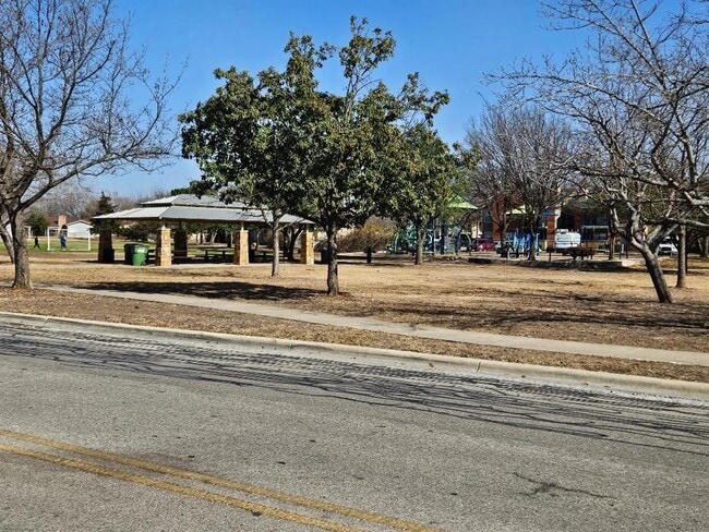 Building Photo - 1511 W Mesa Park Dr