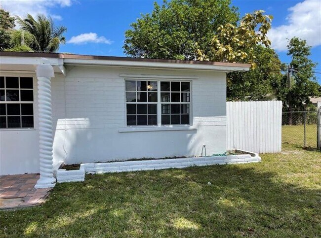 Building Photo - 3907 SW 59th Ave