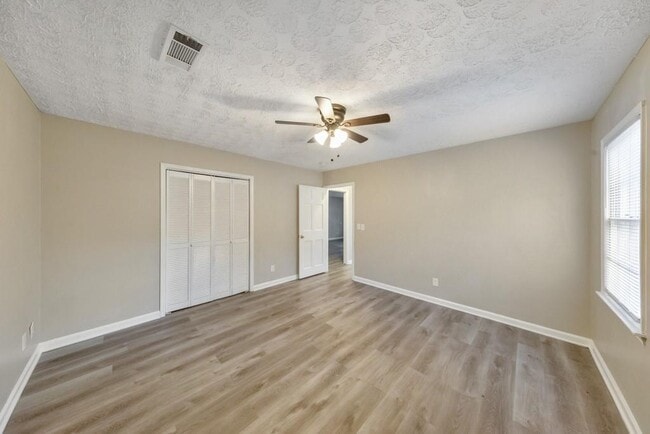 Building Photo - 245 Kimberly Way SW