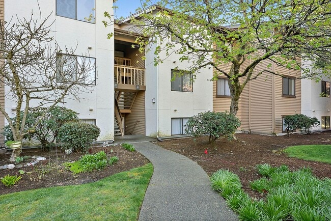 Building Photo - Top-Floor Condo with Panoramic Lake Easter Views, Vaulted Ceilings & Modern Updates!