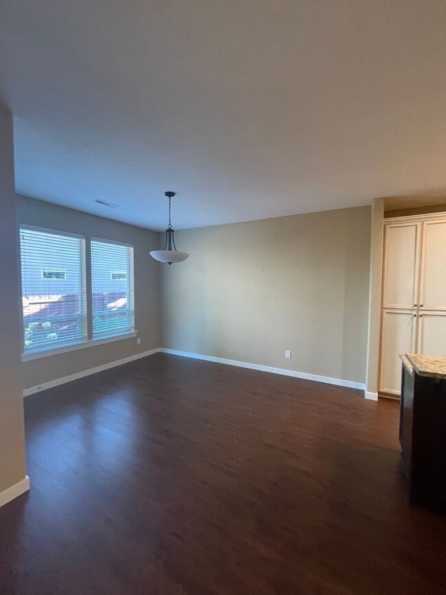 Building Photo - Beautiful Home with lots of upgrades