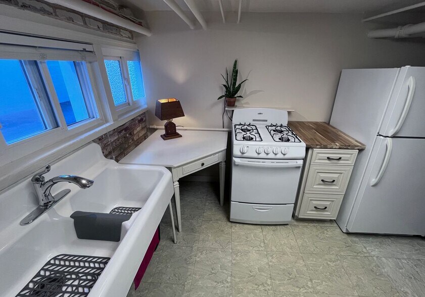 Building Photo - 221 Channing St NE