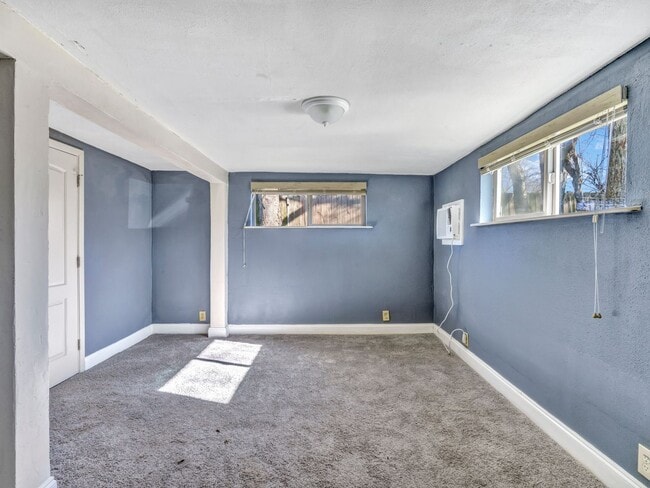 Building Photo - 912 S Armstrong Ave