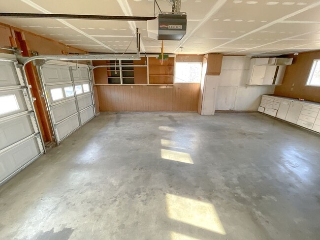 Building Photo - 3 Bedroom, 2 Bath - Home in Moyina Heights