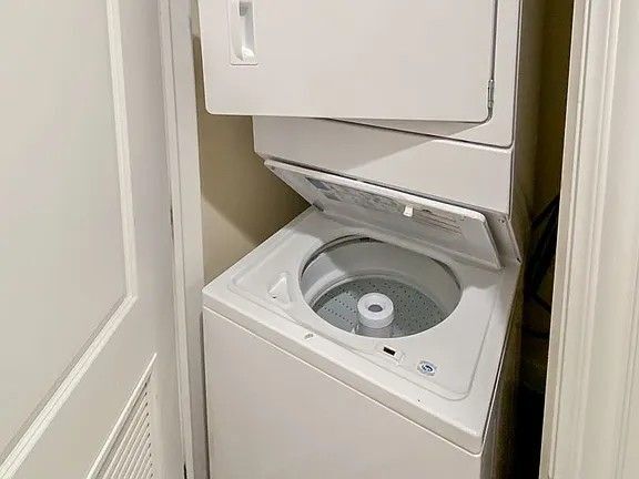 Building Photo - 3229 N Kenmore Ave