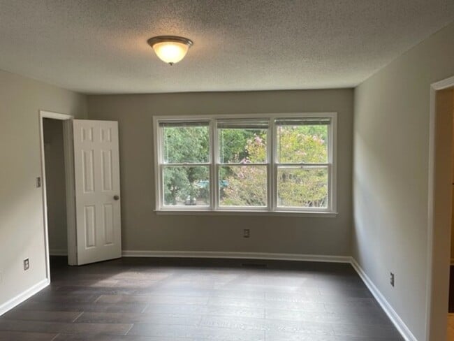 Building Photo - For Rent