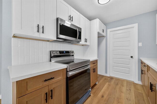 Building Photo - 627 Edgebrook Dr