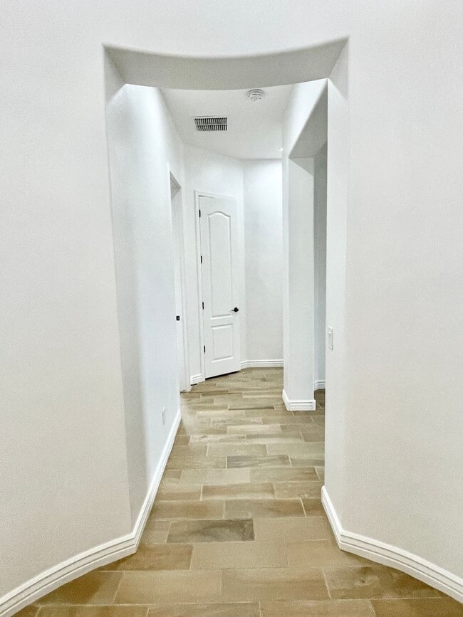 Building Photo - Gorgeous 3 Bed/2.5 Bath + Den Home In Chandler! Gated Community & Upgrades Throughout Home!