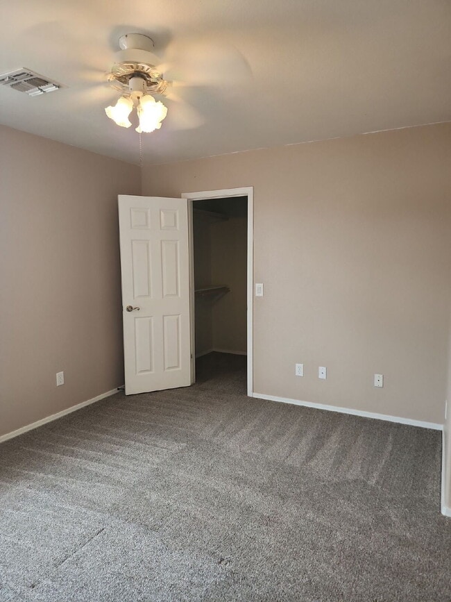 Building Photo - "Spacious 4-Bedroom Glendale Gem with Granite Elegance - 2018 Sq Ft of Comfort!"