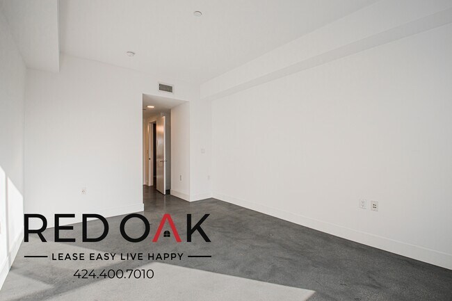 Building Photo - 453 S Kenmore Ave