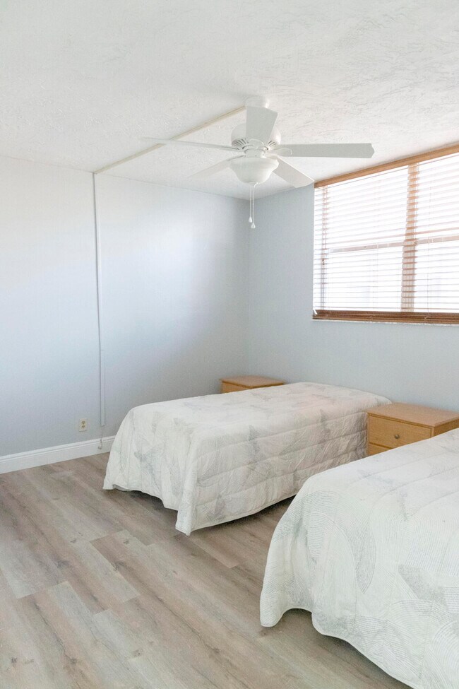 Building Photo - 2851 Somerset Dr