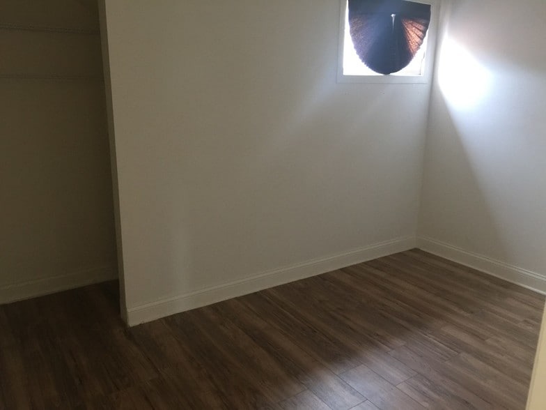 Building Photo - 4555 W Wellington Ave