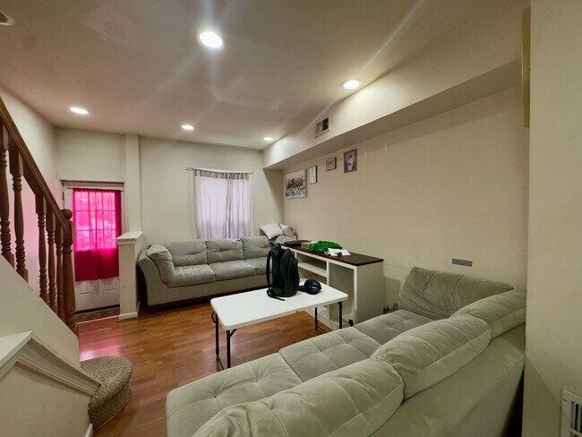 Building Photo - Charming 2 Bedroom/1.5 Bathroom Townhome in Highlandtown, MD!