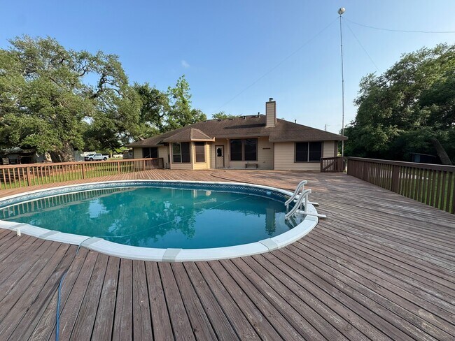 Building Photo - 772 Riverside Dr