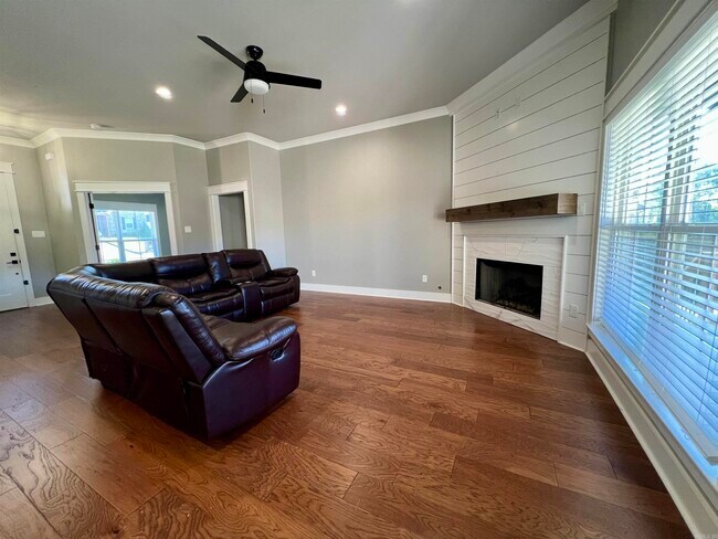 Building Photo - 9741 Meadow Creek Dr