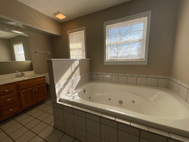 Building Photo - Greenback 37742 - 3 bedroom, 3.5 bath home with bonus room/possible 4th bedroom - Call Terri Kerr...