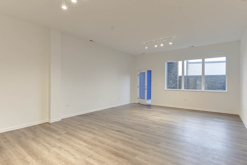 Building Photo - 100 E 14th St