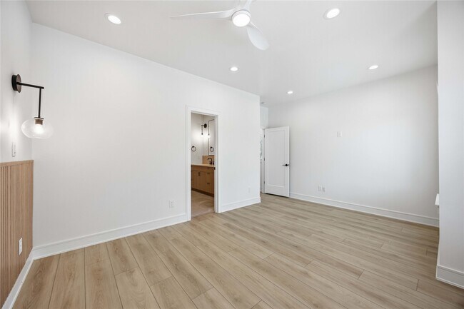 Building Photo - 8019 Grandview St