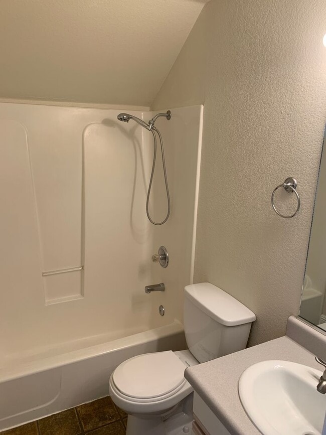 Building Photo - Great home near Shopping Centers!