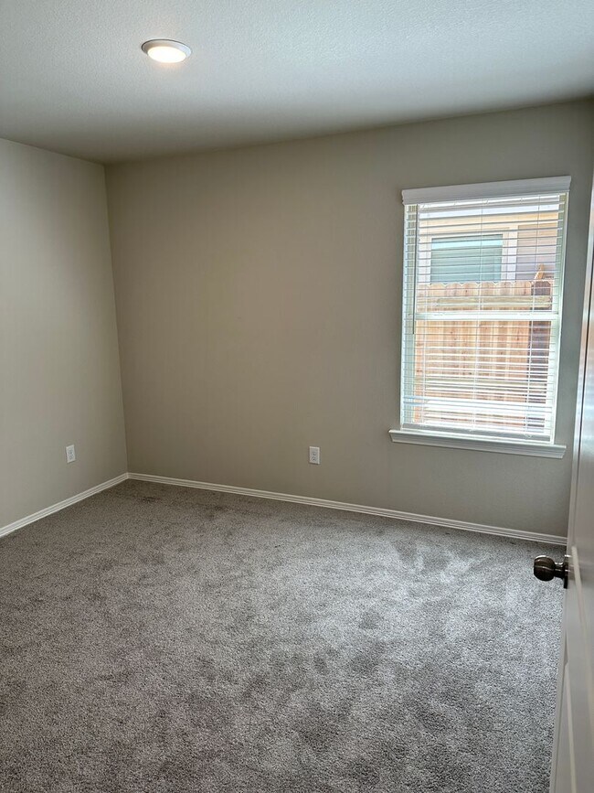 Building Photo - Navasota - 3 bedrooms / 2 bath / 2 car garage with fenced in yard.